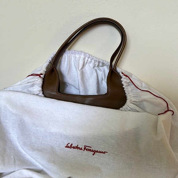 Salvatore Ferragamo, shoulder bag. - Picture 13 of 16